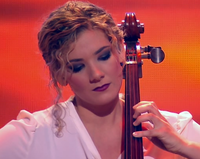 Anaïs Khaizourane violoncelliste enfoirés 2015